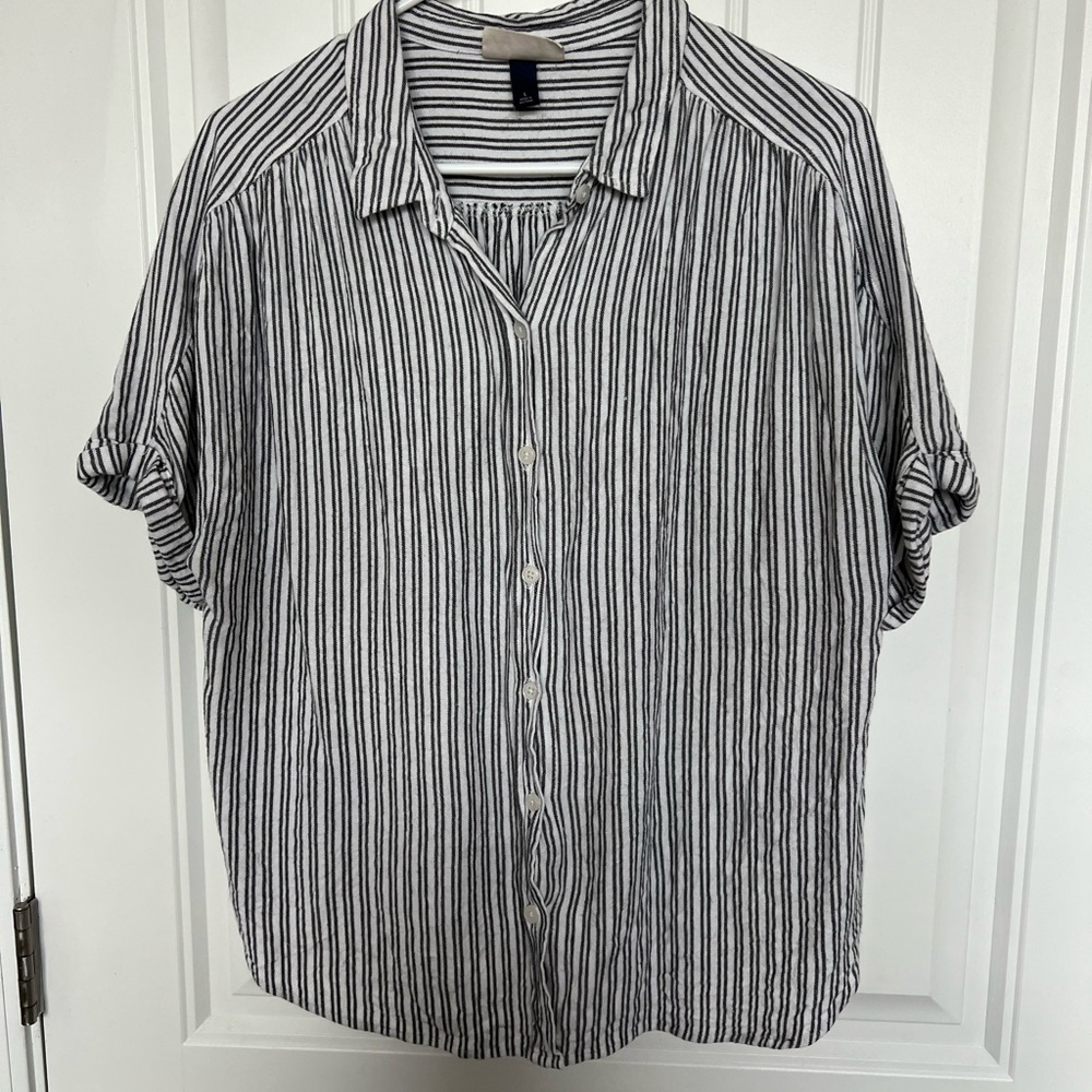Universal Thread Cropped Button Up Top